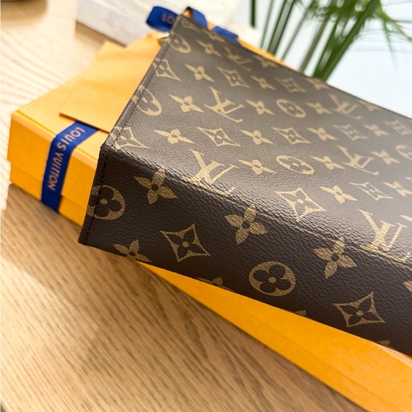 LOUIS VUITTON 2024 Monogram Canvas Toiletry Pouch 26 - Picture 7 of 15